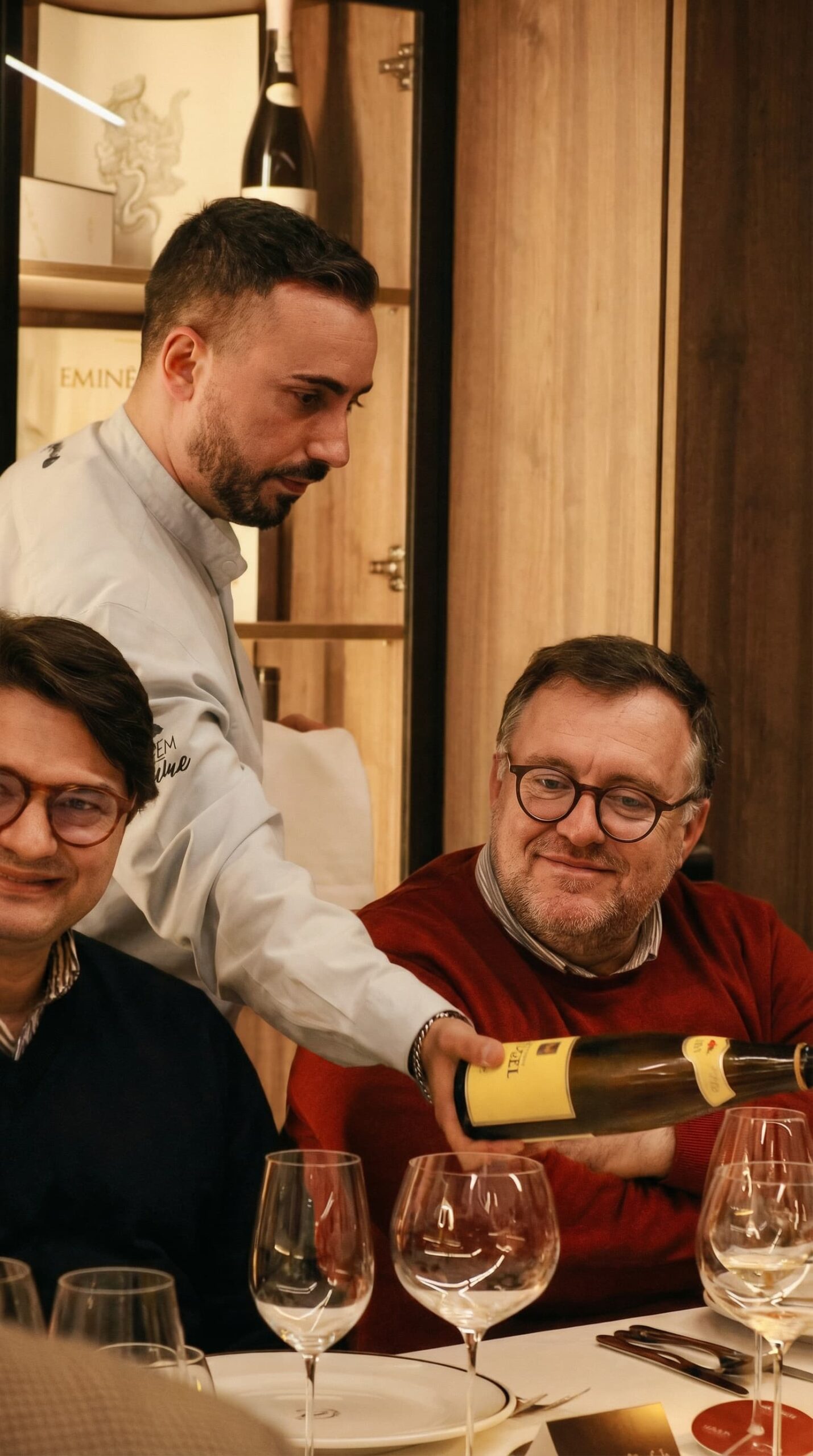 Chef a preparar prato